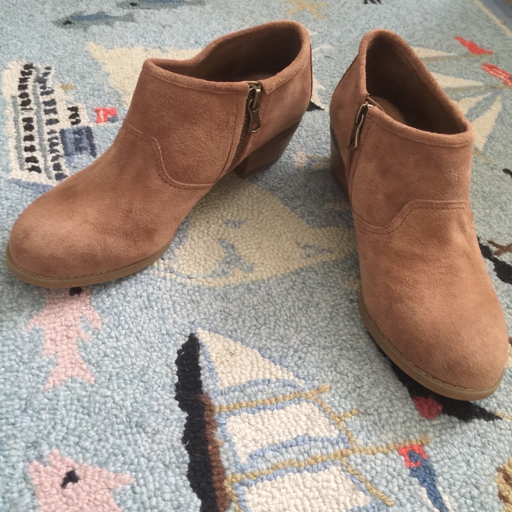 DONATED  Michelle D ankle boots